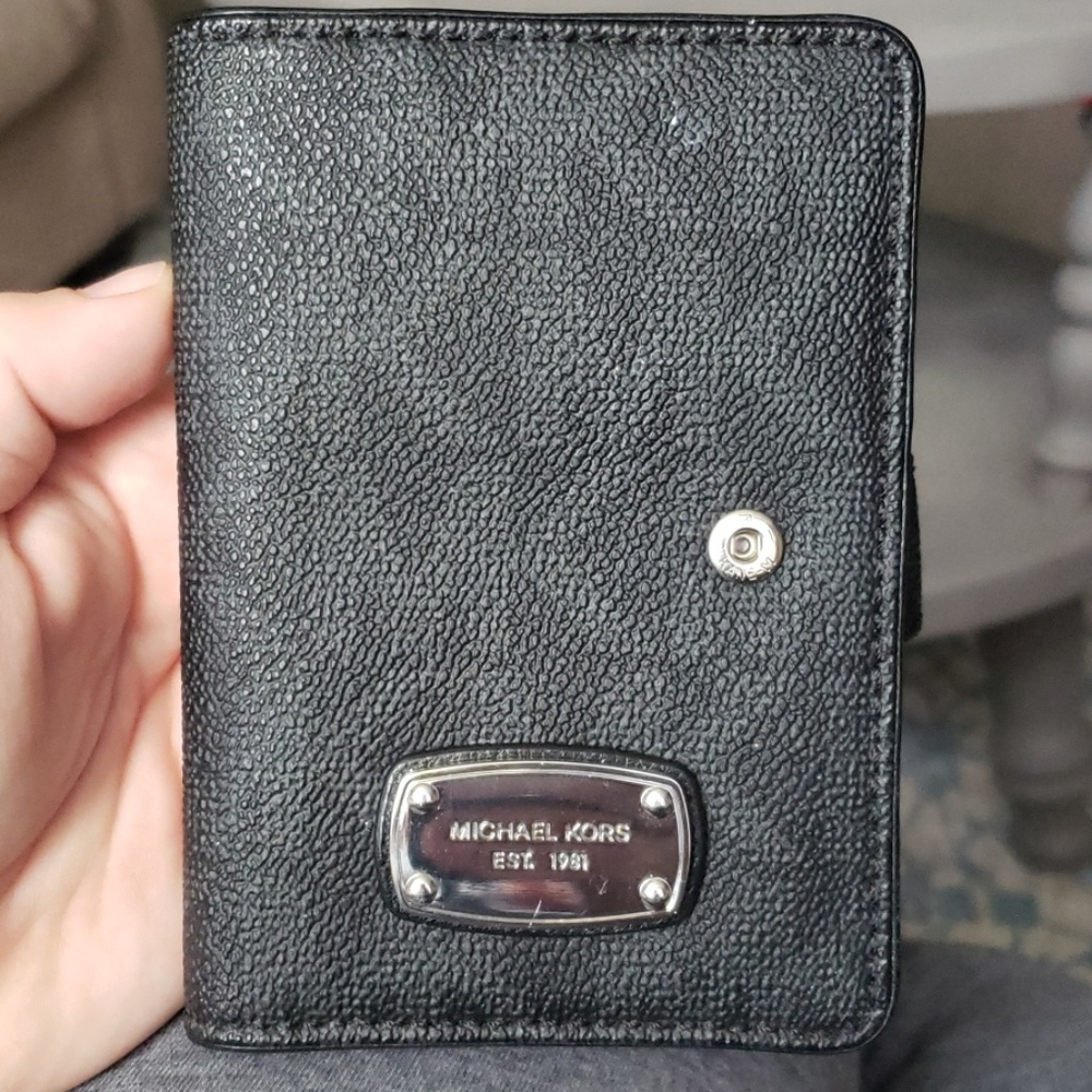 MICHAEL KORS PASSPORT HOLDER WALLET